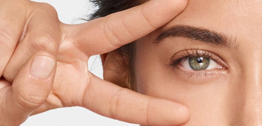 Sabe como aplicar o creme no contorno dos olhos?