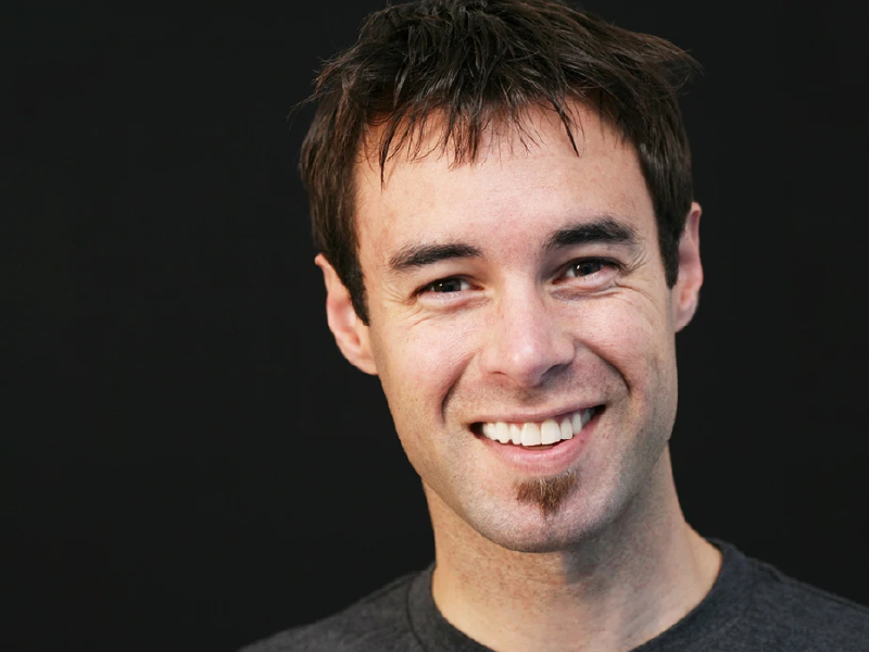 Foto próxima de um homem com barba tipo soul patch