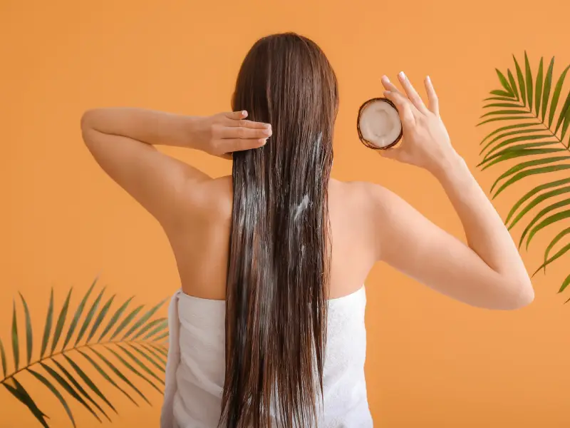 mulher a hidratar cabelo com oleo de coco
